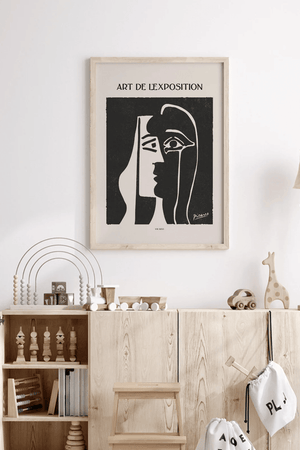 Sort hvid Picasso plakat med kubistisk ansigt og tekst "Art de l’Exposition".

