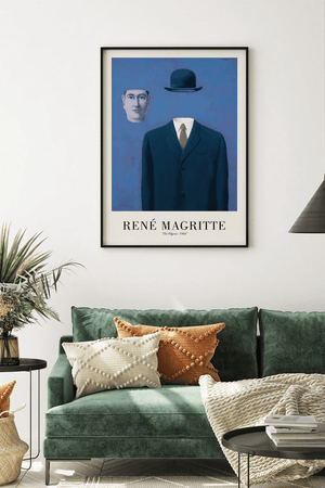 René Magritte plakat med surrealistisk mand i jakkesæt u