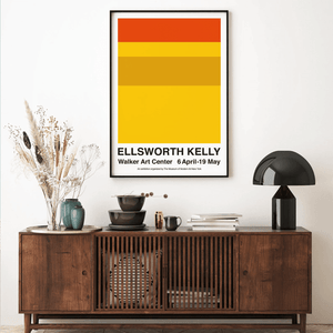 Walker Art Center plakat af Ellsworth Kelly med gule og orange farver i minimalistisk design, hængende over sofa i moderne hjem.
