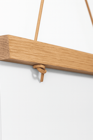 Plakatliste i lys eg med magnetisk lukning – naturligt plakatophæng i egetræ til plakater og billeder.