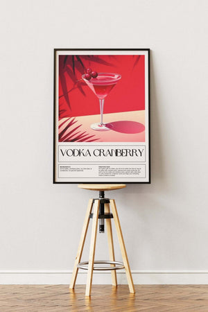 Illustration af Vodka Cranberry cocktail med lime og bær i et glas, tropisk stemning og palmeskygger i baggrunden – cocktail plakat.


