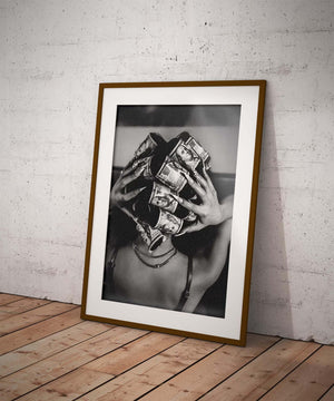 Luxury Money Girl fashion plakat i sort/hvid med kvinde og dollarsedler som curlers – moderne kunst til hjemmet