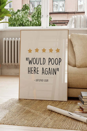 Humor plakat til badeværelset med teksten “Would Poop Here Again” og fem stjerner i et minimalistisk design.