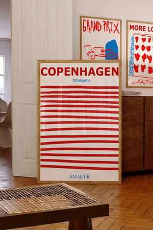 Copenhagen Amager plakat med røde horisontale striber og moderne grafisk design i ramme