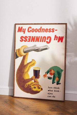 Vintage Guinness plakat med kinkajou, der holder en øl, og teksten “My Goodness – My Guinness” i retrostil.

