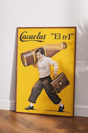 Retro Cacaolat plakat med barn, skoletaske og kakaomælk. Perfekt til køkken, café eller plakatvæg med vintage vibe.

