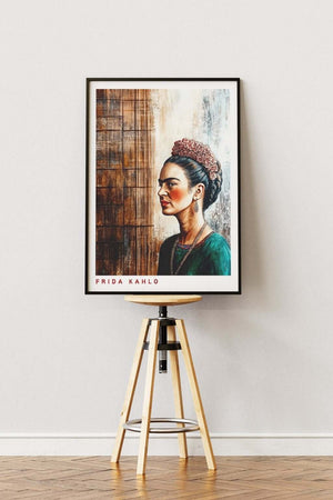 Frida Kahlo plakat med profil foran rustik trævæg