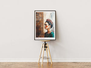 Frida Kahlo plakat med profil foran rustik trævæg