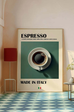 Stilren espresso plakat med kaffekop set ovenfra, grøn baggrund og teksten ‘Made in Italy’.