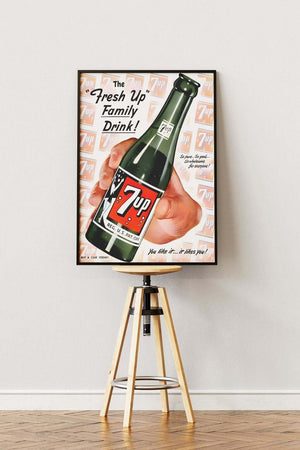 Vintage 7up reklameplakat med hånd der holder en 7up-flaske og teksten “You like it... it likes you!” i retro design