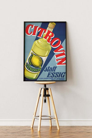Vintage Citrovin plakat med stor citronflaske og rød/blå typografi – retro reklame for citronessens i tysk designstil.
