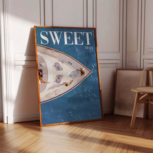 Sweet Italy – Yacht Plakat med udsigt over luksusyacht og Middelhavet. Sommerlig og elegant plakat til boligindretning