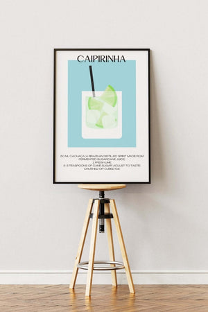 Illustreret Caipirinha cocktail plakat med opskrift, lime og isterninger i et glas på blå baggrund
