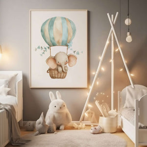 Tag på eventyr med Elefant i Luftballon - Børneplakat. En sød børneplakat, der bringer fantasi og hygge til børneværelset. Perfekt til små opdagelsesrejsende!