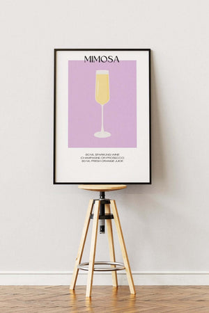 Illustreret Mimosa plakat med lysegul cocktail i champagneglas på lilla baggrund – perfekt til køkkenet eller baren.

