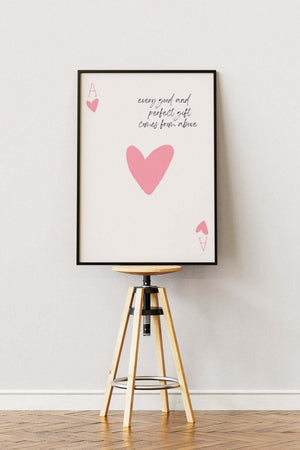 Skab en positiv og inspirerende stemning i dit hjem med Every Good And Perfect Gift Comes From Above - Pink Plakat