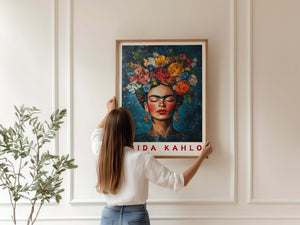 Frida Kahlo plakat med lukkede øjne og farverig blomsterkrone