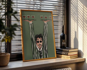 Kunstnerisk plakat af tjener, der balancerer flere vinglas på hænderne mod grøn baggrund – humoristisk vinmotiv.