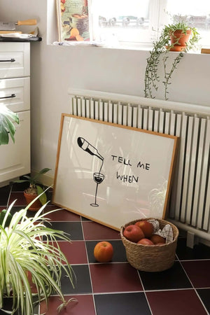 Minimalistisk vinplakat med stregtegning af vinflaske og glas samt teksten “Tell Me When”.