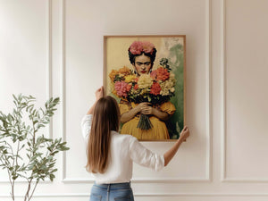 Gul Kjole & Store Blomster – Frida Kahlo Plakat