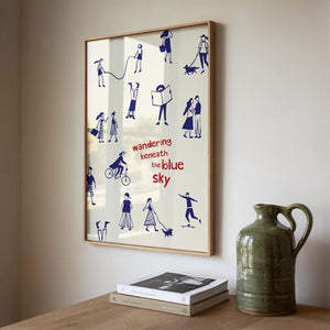 Illustreret plakat med håndtegnede mennesker i blå nuancer og teksten “Wandering Beneath the Blue Sky” på lys baggrund.