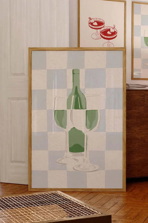 Illustration af grøn vinflaske og to vinglas på lys ternet baggrund – moderne vinplakat til køkken og hjemmebar.