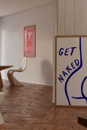 Feministisk plakat med blå line art af kvindekrop og teksten “Get Naked” i minimalistisk og moderne kunststil