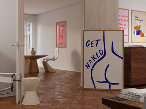 Feministisk plakat med blå line art af kvindekrop og teksten “Get Naked” i minimalistisk og moderne kunststil