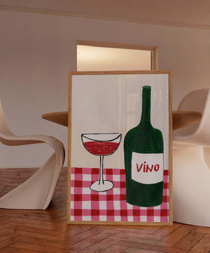 Illustration af rødvin i glas og grøn vinflaske med teksten ‘Vino’ på rød/hvid ternet dug – italiensk vinplakat.