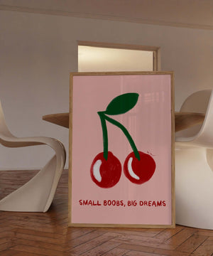 Feministisk plakat med røde kirsebær og teksten “Small Boobs, Big Dreams” i moderne, legende kunststil på lyserød baggrund