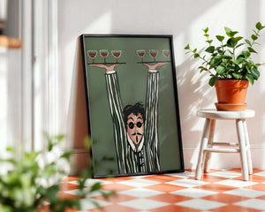 Kunstnerisk plakat af tjener, der balancerer flere vinglas på hænderne mod grøn baggrund – humoristisk vinmotiv.