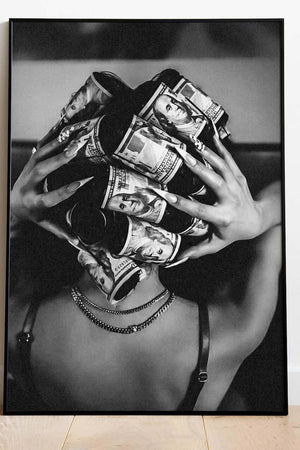Luxury Money Girl fashion plakat i sort/hvid med kvinde og dollarsedler som curlers – moderne kunst til hjemmet