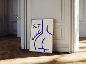 Feministisk plakat med blå line art af kvindekrop og teksten “Get Naked” i minimalistisk og moderne kunststil
