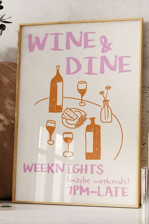 Skab en stilfuld stemning med Wine & Dine Plakat. Perfekt vin plakat til køkkenet, spisestuen eller barområdet. Bestil din plakat med vin i dag!