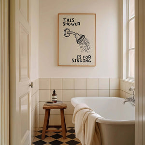 Humoristisk badeværelsesplakat med teksten "This Shower Is For Singing" i moderne typografi – perfekt til sangglade hjem