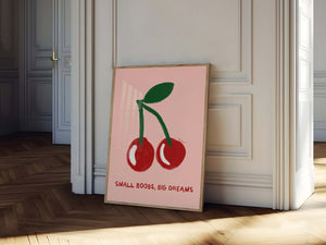 Feministisk plakat med røde kirsebær og teksten “Small Boobs, Big Dreams” i moderne, legende kunststil på lyserød baggrund
