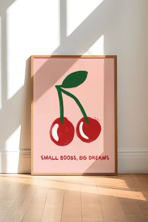 Feministisk plakat med røde kirsebær og teksten “Small Boobs, Big Dreams” i moderne, legende kunststil på lyserød baggrund