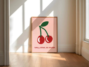 Feministisk plakat med røde kirsebær og teksten “Small Boobs, Big Dreams” i moderne, legende kunststil på lyserød baggrund