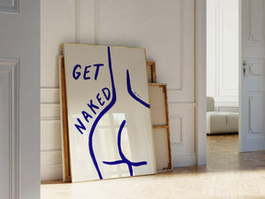 Feministisk plakat med blå line art af kvindekrop og teksten “Get Naked” i minimalistisk og moderne kunststil
