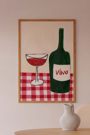 Illustration af rødvin i glas og grøn vinflaske med teksten ‘Vino’ på rød/hvid ternet dug – italiensk vinplakat.