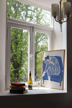 Kunstnerisk plakat med siddende figur i blå striber og bløde former på lys baggrund