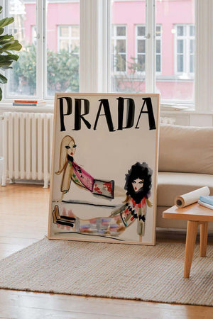 Illustrativ modeplakat med Prada-tekst og fashionfigurer i kunstnerisk stil på lys baggrund