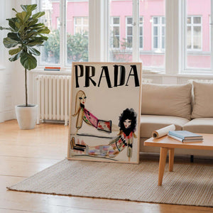 Illustrativ modeplakat med Prada-tekst og fashionfigurer i kunstnerisk stil på lys baggrund