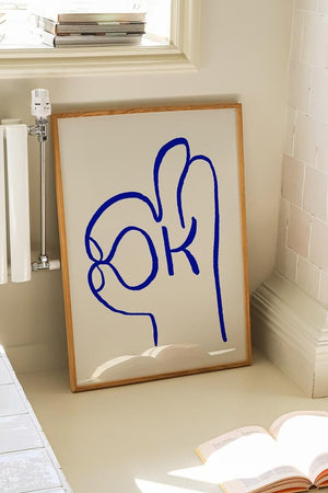 Grafisk plakat med håndtegnet OK-symbol i blå linjer på lys baggrund