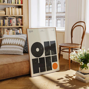 Grafisk typografi plakat med geometriske former i sort og creme med orange detalje