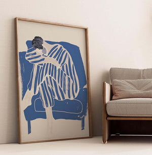 Kunstnerisk plakat med siddende figur i blå striber og bløde former på lys baggrund