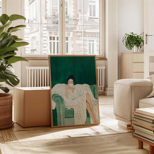 Plakat med kvinde i afslappet positur på grøn sofa i rolige grønne nuancer