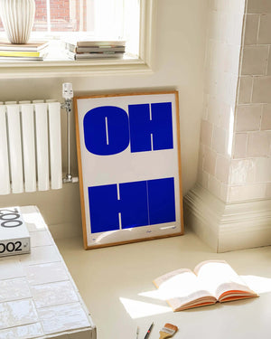 Grafisk typografi plakat i blå nuancer med geometriske bogstavformer på lys baggrund