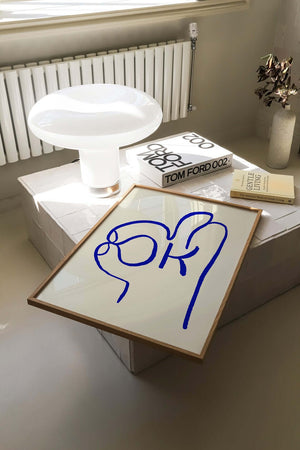 Grafisk plakat med håndtegnet OK-symbol i blå linjer på lys baggrund