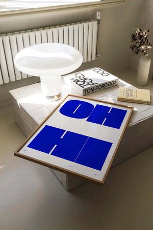 Grafisk typografi plakat i blå nuancer med geometriske bogstavformer på lys baggrund